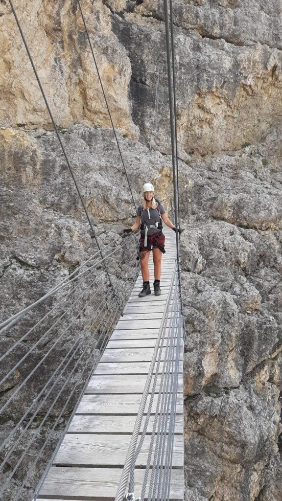 hangbrug op bergpad