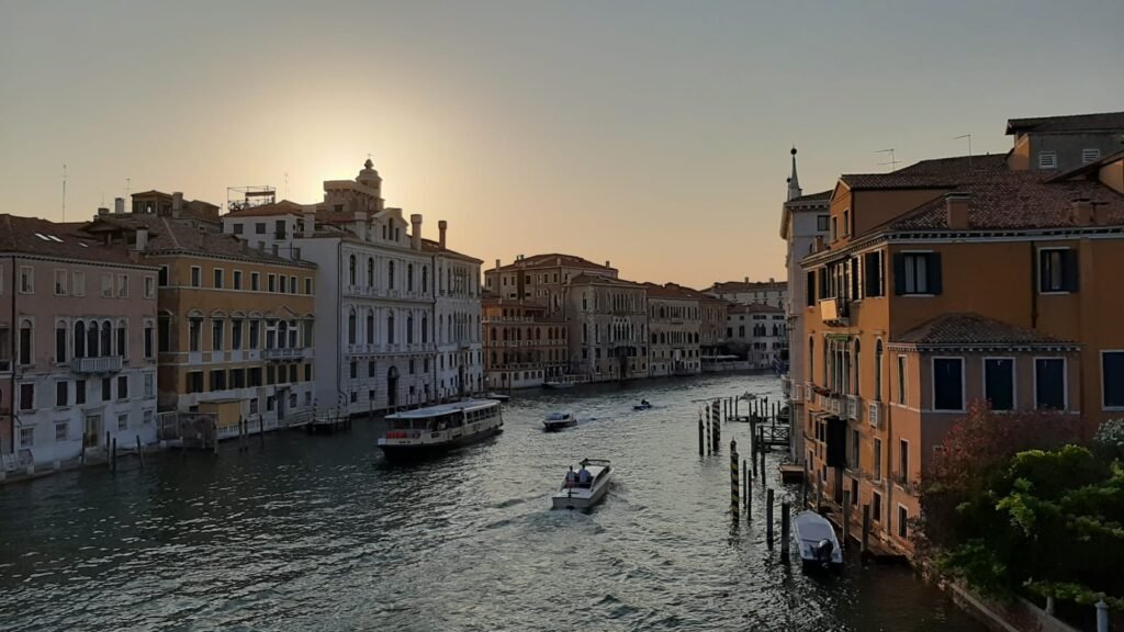 oude gebouwen en grachten in Venetië