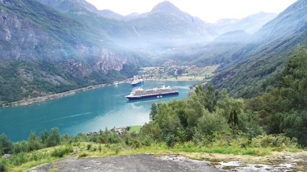 cruisesschip in noorse fjorden