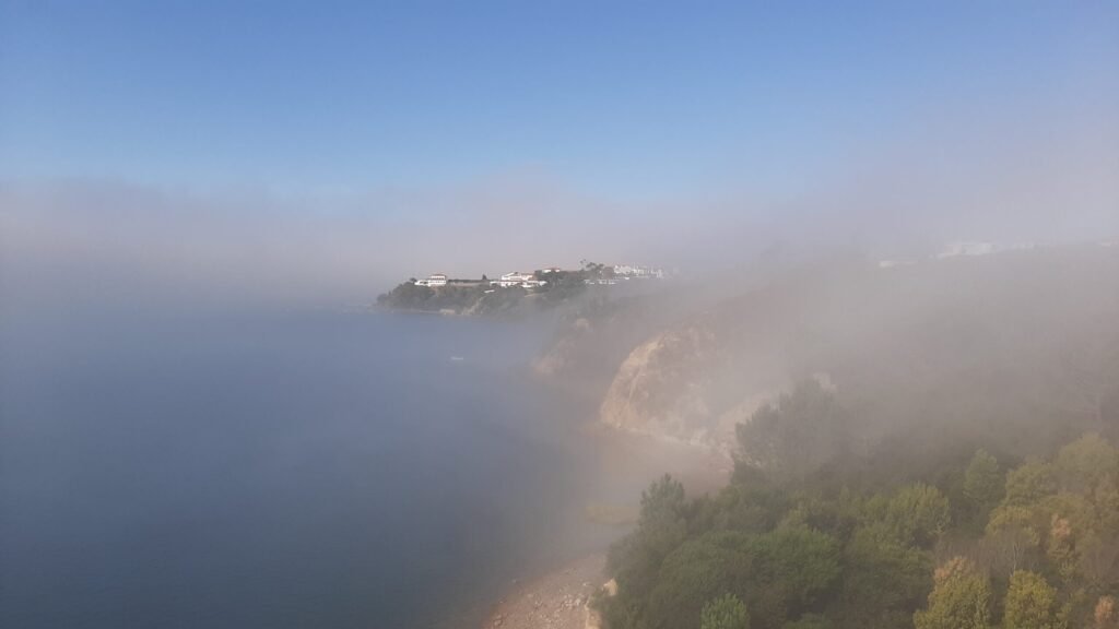 vergezichten kust portugal in de mist tijdens Meerdaagse wandeling Fishermen's trail Rota Vicentina Portugal