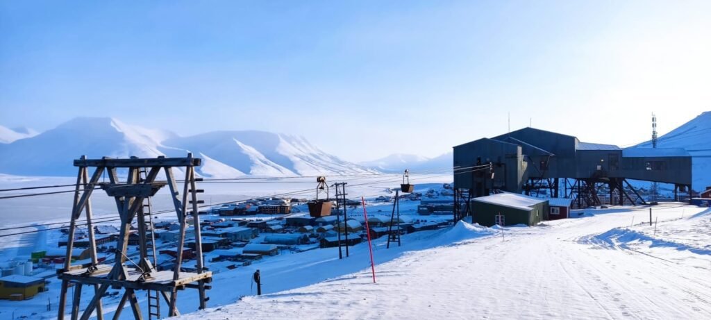 zicht over de stad Longyearbyen met oude industriële gebouwen op de achtergrond