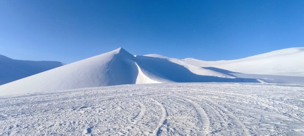 sneeuw en blauwe lucht Spitsbergen Winter