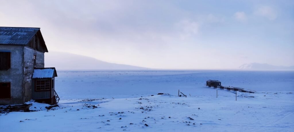 oude gebouwen aan bevrozen zee tijdens de winter in Spitsbergen
