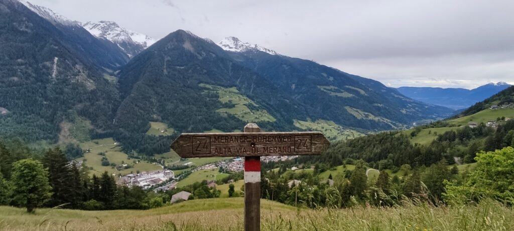 wegwijzer op berg wandel pad