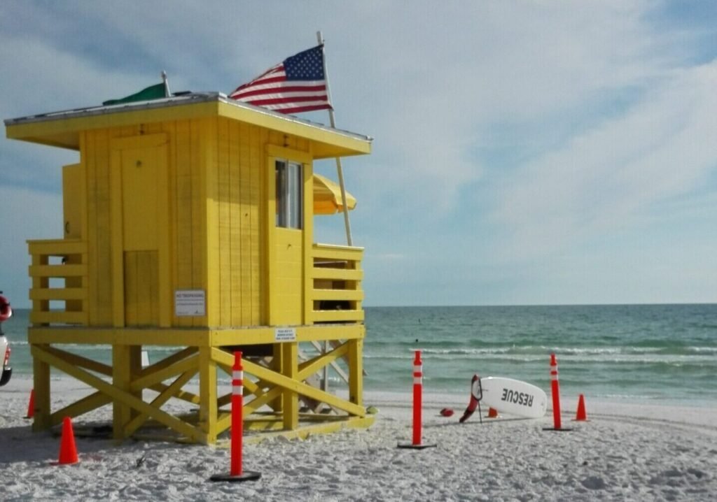 strandpost op wit strand