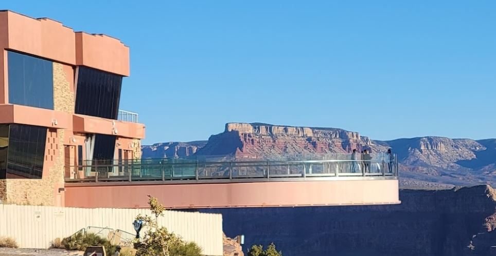 glazen brug over de grand canyon