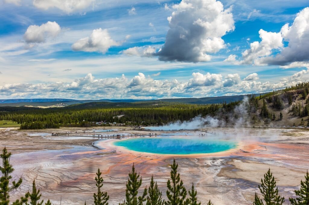 kleurrijke geiser in Yellowstone NP