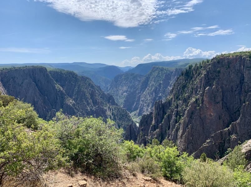 uitzicht over de hoge zwarte rotsen van Black Canyon of the Gunnison National Park USA met blauwe lucht