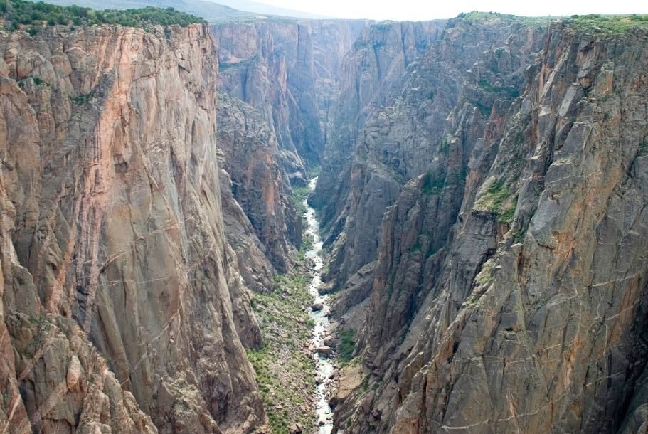 uitzicht over de rivier die beneden door smalle kloof loopt in Black Canyon of the Gunnison National Park USA