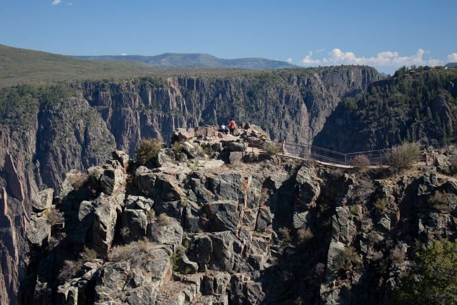 uitzicht over uitkijkpunt langs de zwarte rotsen van Black Canyon of the Gunnison National Park