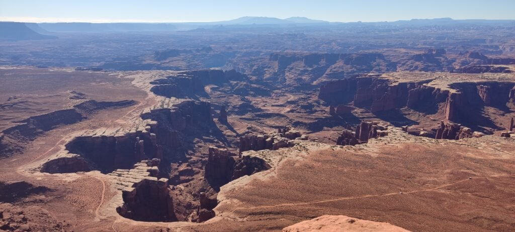 kilometers ver uitzicht over de canyon door de Green river uitgesleten in Canyonlands np