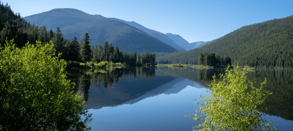 Uitzicht over het Monarchmeer in Grand lake Colorado Colorado Monarch meer Rocky mountain np USA met blauwe lucht