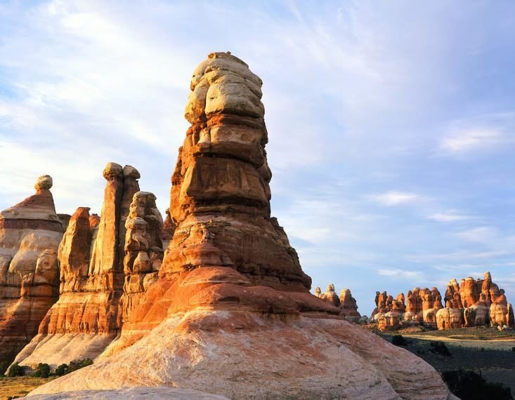 smalle wit en rode rotsen in Needles gebied van Canyonlands np usa