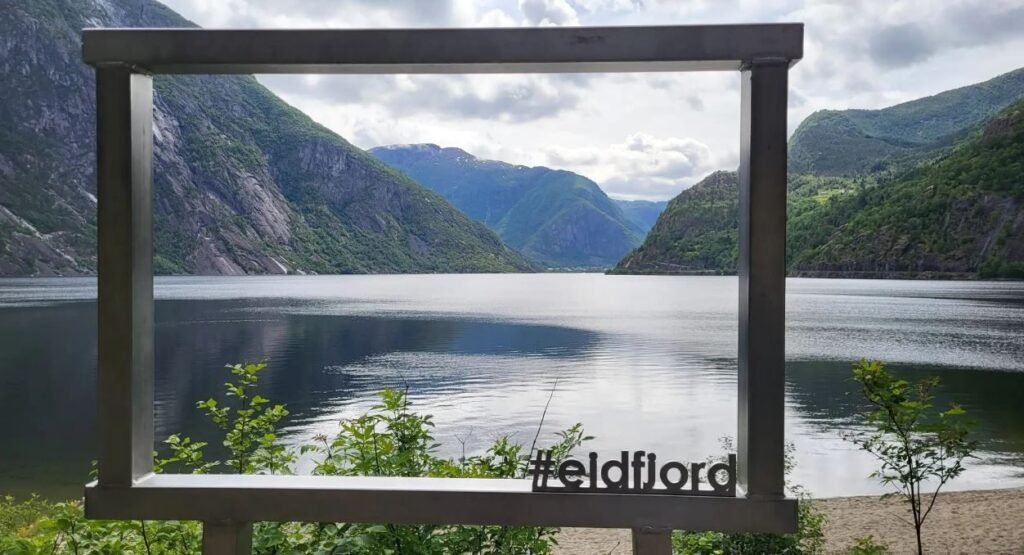 zicht op meer bij Eidfjord in Noorwegen