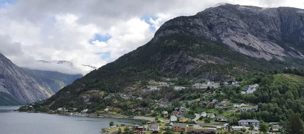 Zicht over het water en de huizen aan EidFjord Noorwegen