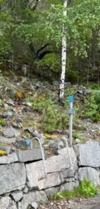 ladder over stenen muur om naar wandelpad te gaan door de bossen in EidFjord Noorwegen