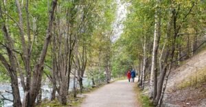 breed wandelpad in Eidfjord Noorwegen langs rivier