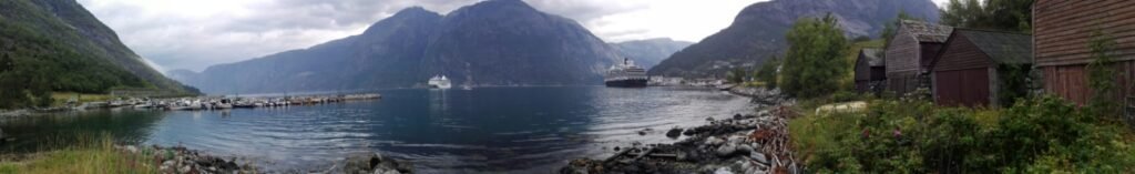 zicht op de fjord vanuit Eidfjord Noorwegen met 2 cruise schepen