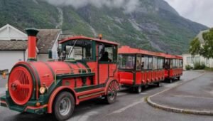 Rood toeristen treintje in Eidfjord Noorwegen