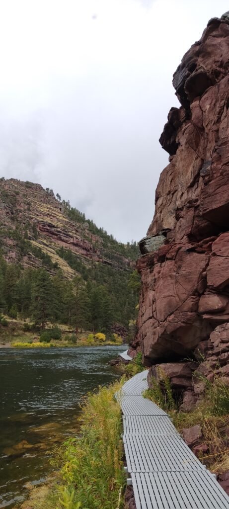 little hole trail wandeling langs rivier over plankenpad in flaming Gorge