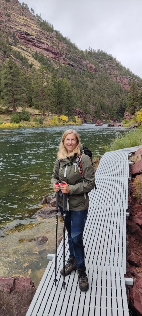 little hole trail vrouw wandelt langs plankenpad vlak langs rivier in flaming Gorge usa