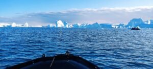 Zodiac met op de achtergrond ijsbergen in Cape York Groenland tijdens cruise met Hapag Lloyd
