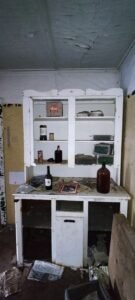 oude kast in jagershut in Dundas harbour Groenland