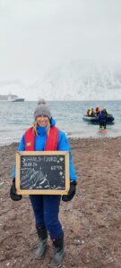 vrouw met muts tijdens cruise met Hapag Lloyd in Starnes fjord Groenland met op de achtergrond het expeditieschip en zodiac