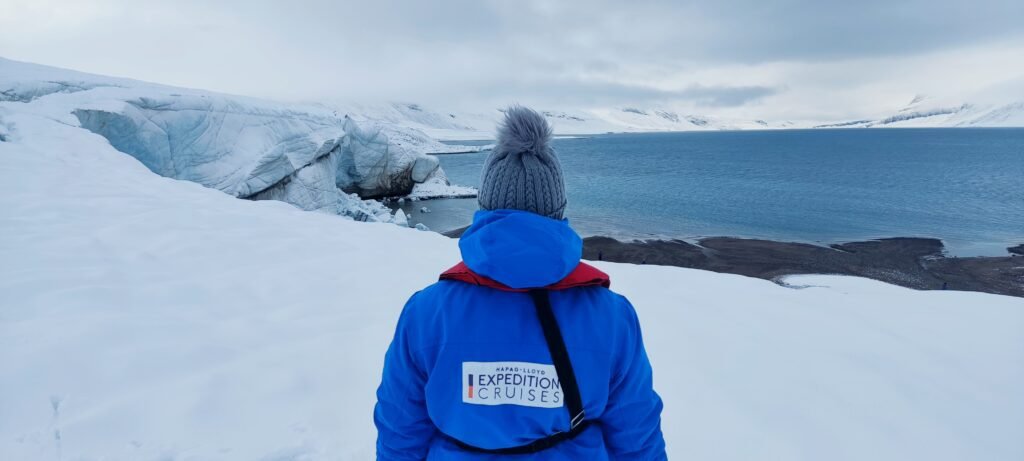 vrouw die uitkijkt over gletsjer en sneeuw tijdens Groenland-cruise-Hapag-Lloyd in Starnes Fhord