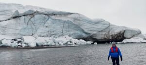 vrouw tijdens groenland-cruise-hapag-lloyd met op de achtergrond een gletsjer