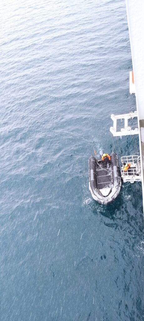 mensen die uit zodiacs stappen tijdens Groenland-cruise-Hapag-Lloyd met sneeuw