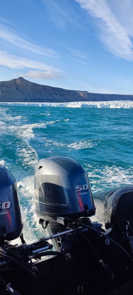 motoren van zodiac in Groenland tijdens cruise met Hapag-Lloyd cruises