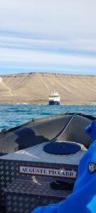 zodiac en schip Hanseatic Nature in Groenland tijdens cruise