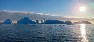 ijsbergen met de zon op de achtergrond in Groenland Expeditie cruise Hapag Lloyd Cape York