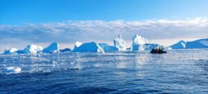 zodiacs tussen ijsbergen in Groenland bij Cape York tijdens Hapag Lloyd expeditie cruise
