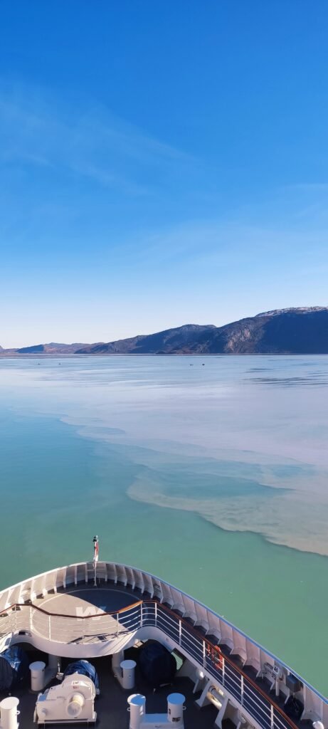 Bruin en groen water dat samenkomt in de baai bij Kangerlussuaq Groenland tijdens cruise van Hapag Lloyd cruise