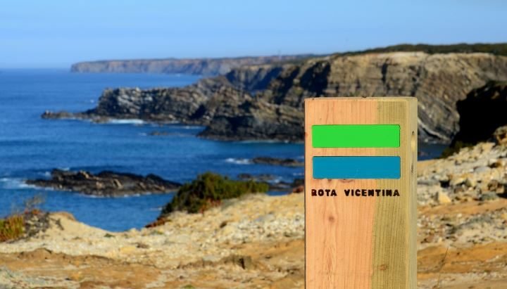 bewegwijzing met groen en rood van meerdaagse wandeling Fishermen's trail Rota Vicentina Portugal