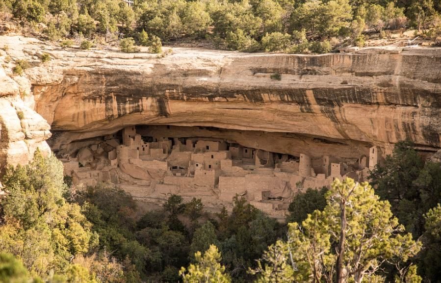 rotswoningen uitgehouwen in de rotsen van de Pueblo natives in Mesa Verde NP usa