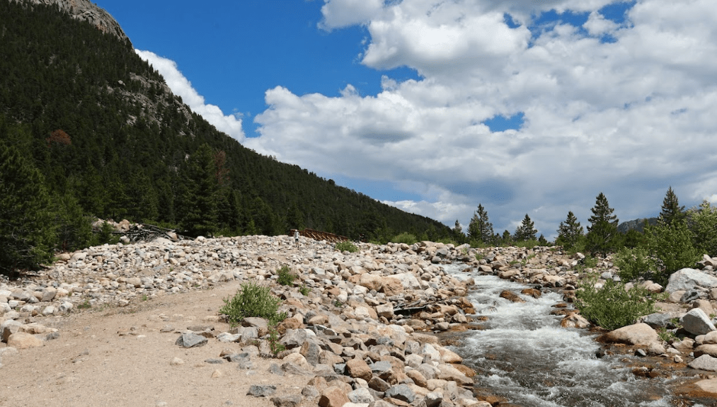 kleien waterval met veel stenen in Rocky Mountain NP USA