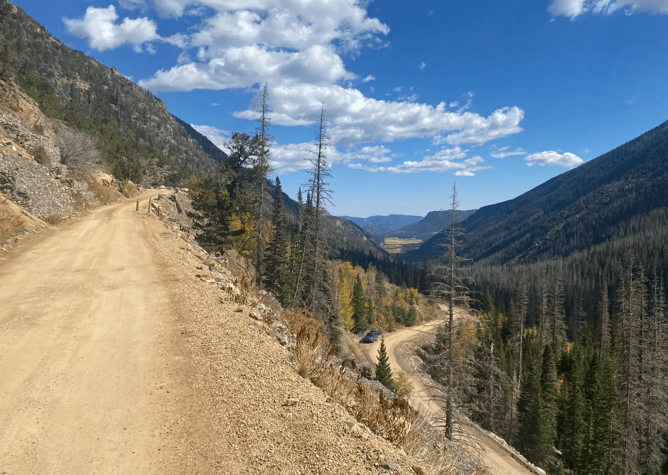 Smalle steile onverharde weg in Rocky Mountain NP USA