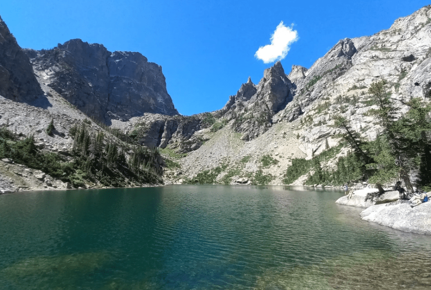 blauw bergmeer Emerald lake in rocky mountain np in usa