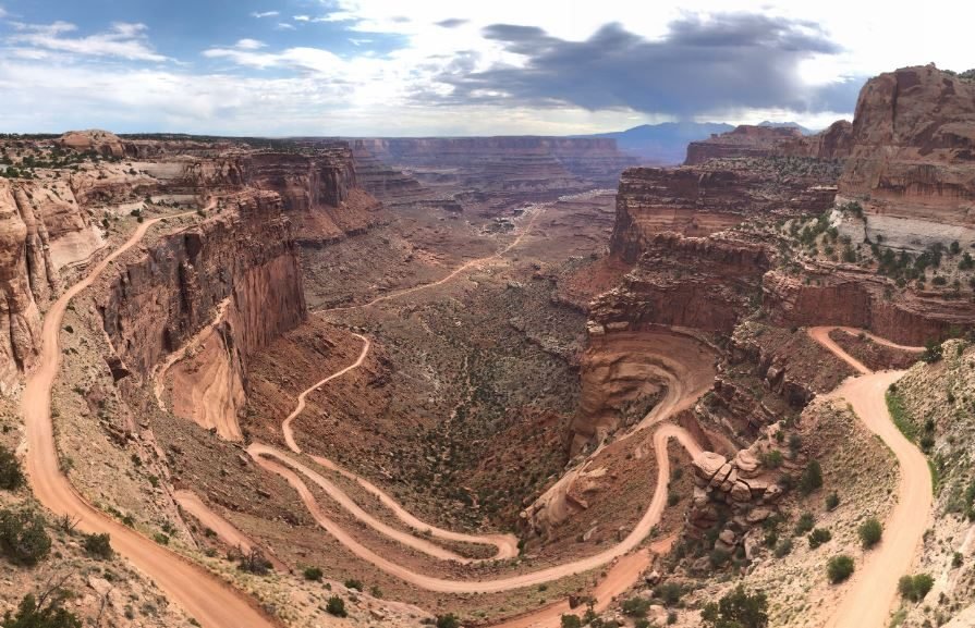 bochtige steile weg met haarspeldbochten naar beneden langs rode rotsen Shafer trail in Canyonlands np