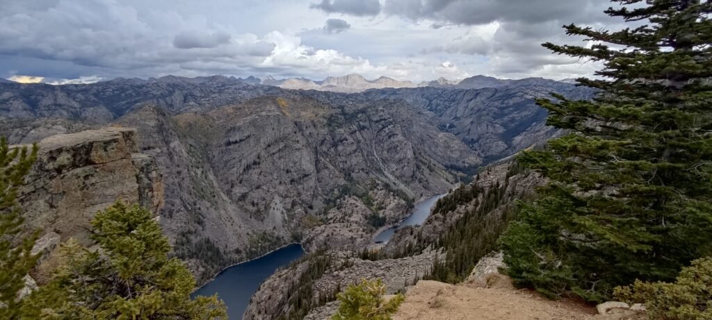 indrukwekkend zicht over kloof met meer in wind range Usa bij Pinedale Wyoming