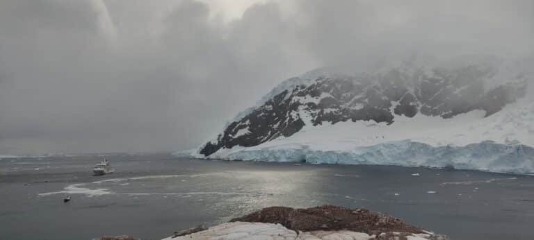 Cruiseschip Silver Endeavour in baai in Antarctica