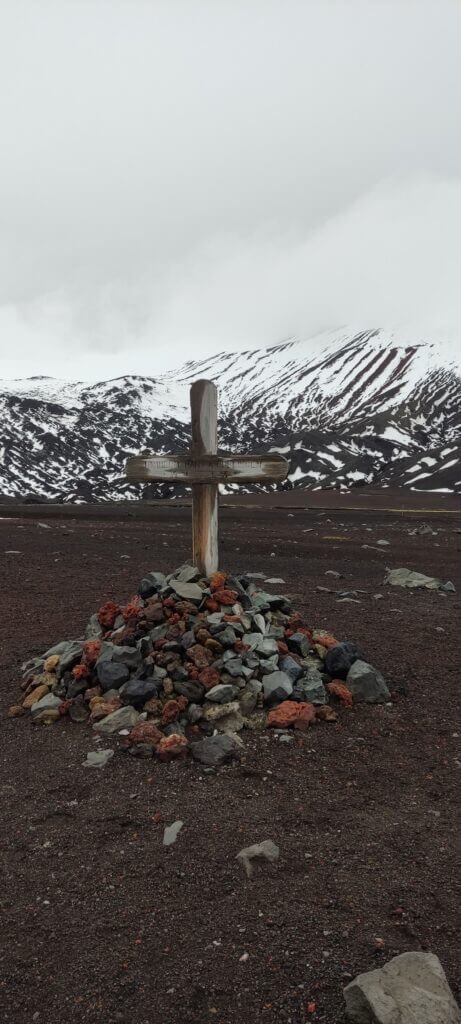 Kruis op een kerkhof Antarctica-Deception Island