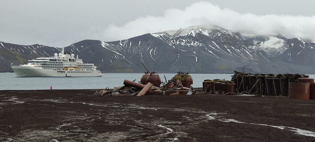 Silver Endeavour cruiseship op Antarctica-Deception Island