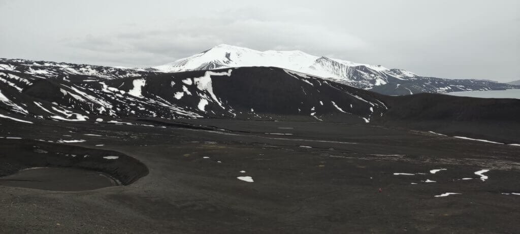 besneeuwde zwarte bergen op Deception Island in Antarctica