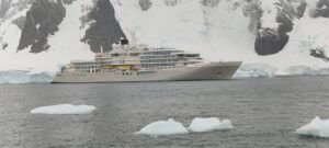 cruiseship van Silversea : Silver Endeavour in Antarctica