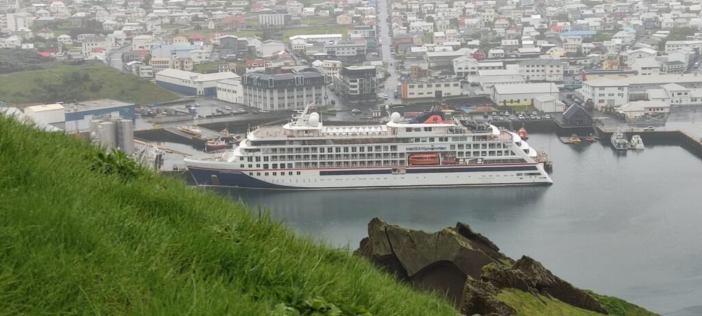 Cruise schip Ms Inspiration van Hapag Lloyd cruise in de haven van Heimaey in IJsland