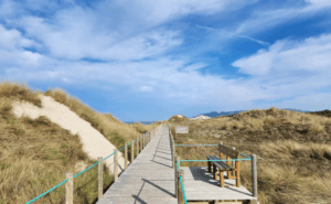 houten wandelpad over strand tijdens camino Portugues in Portugal